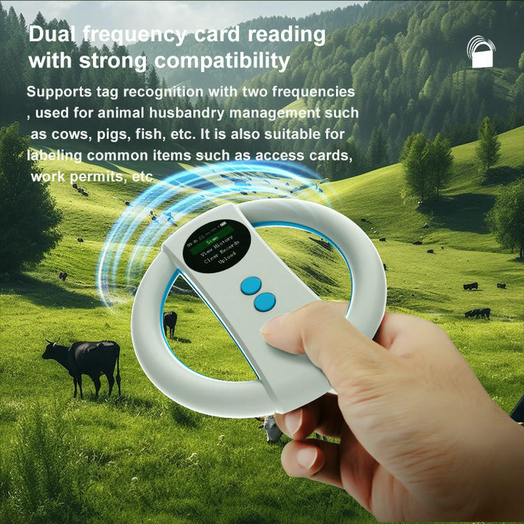 Una mano sostiene un lector RFID para animales W91C blanco con ondas de señal sobre un pastizal para representar la lectura de doble frecuencia.