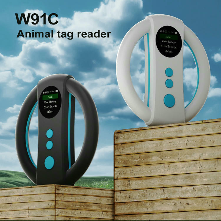 Lectores RFID para animales W91C colocados sobre bloques de madera bajo un cielo azul, mostrando ambas versiones de color para el trabajo de campo.