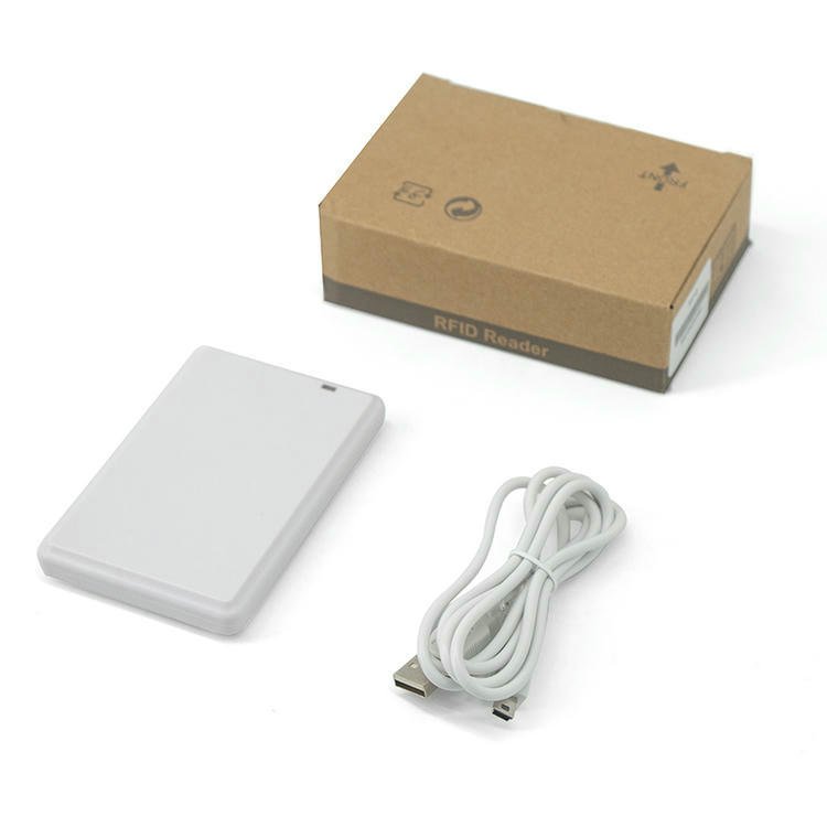 Embalaje completo del lector RFID UHF de sobremesa R17-D, incluida la unidad principal con cable USB integrado.