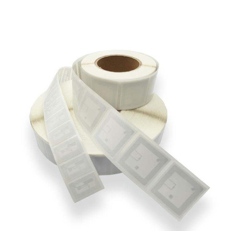 Dos rollos de etiquetas RFID para libros con tiras extendidas muestran formatos cuadrados y estrechos para bibliotecas.