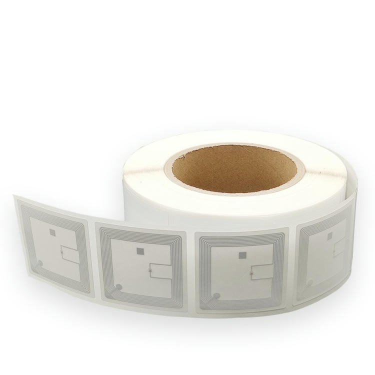 Rollo de etiquetas RFID cuadradas para bibliotecas con varios inlays visibles en la tira frontal.