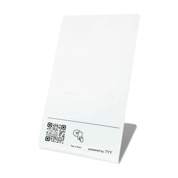 Accesorio de exposición NFC blanco de marca con impresión de logotipo personalizado para aumentar la visibilidad de marca durante eventos interactivos en ferias comerciales.