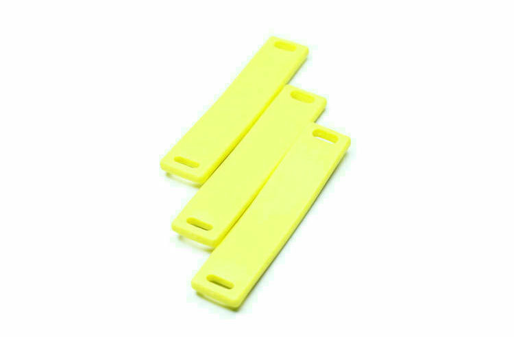 La etiqueta RFID UHF flexible TPU9018-1 se adapta a una superficie curva irregular para rastrear recipientes cilíndricos, tuberías y conductos de plástico.