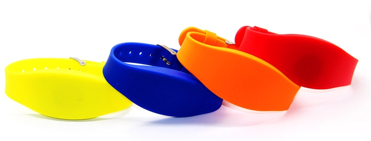 La fotografía de opciones de color de la pulsera RFID de silicona modelo G11 muestra pulseras amarillas, azules, naranjas y rojas para el acceso a eventos con alta visibilidad.