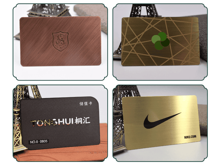 El collage compara acabados de cobre, oro, negro y cepillado en tarjetas de presentación de metal para mostrar las diferencias entre opciones de superficie.