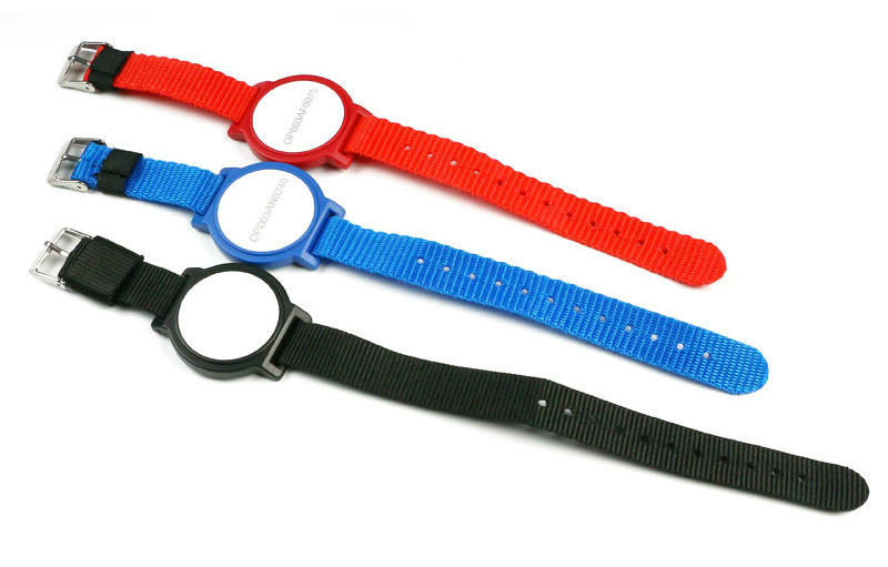 Vista de la estructura interna del chip UHF integrado en la pulsera RFID de nailon NLWB-04 para identificación a mayor distancia.