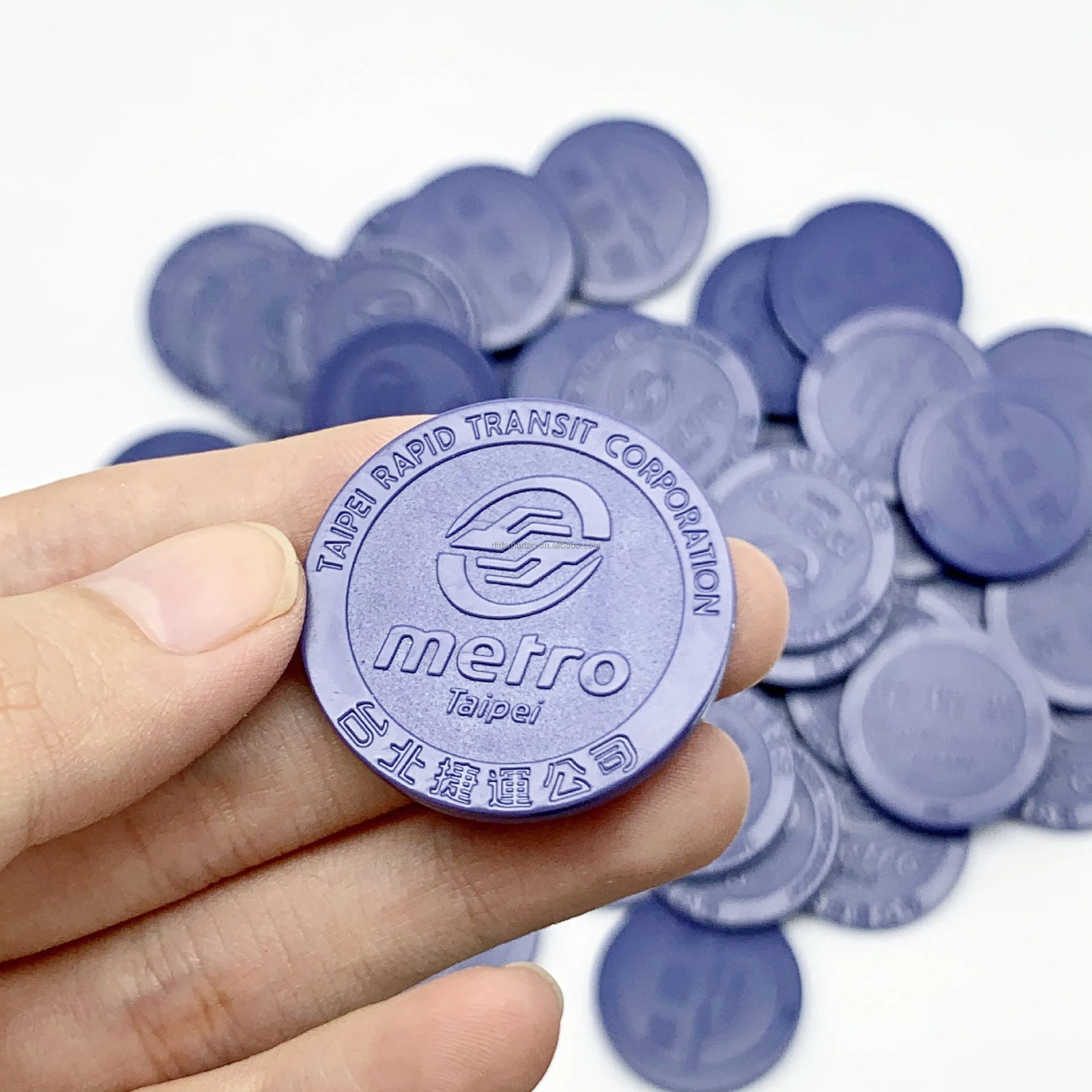 La ficha RFID se muestra sumergida en agua para demostrar su clasificación de impermeabilidad y durabilidad frente a condiciones ambientales exigentes.