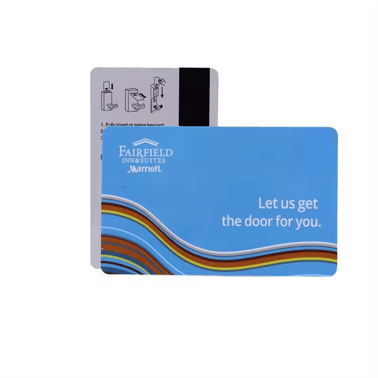 Tarjetas inteligentes ISO7816 para programas seguros mostradas desde una vista lateral para aplicaciones de tarjetas con chip contacto.