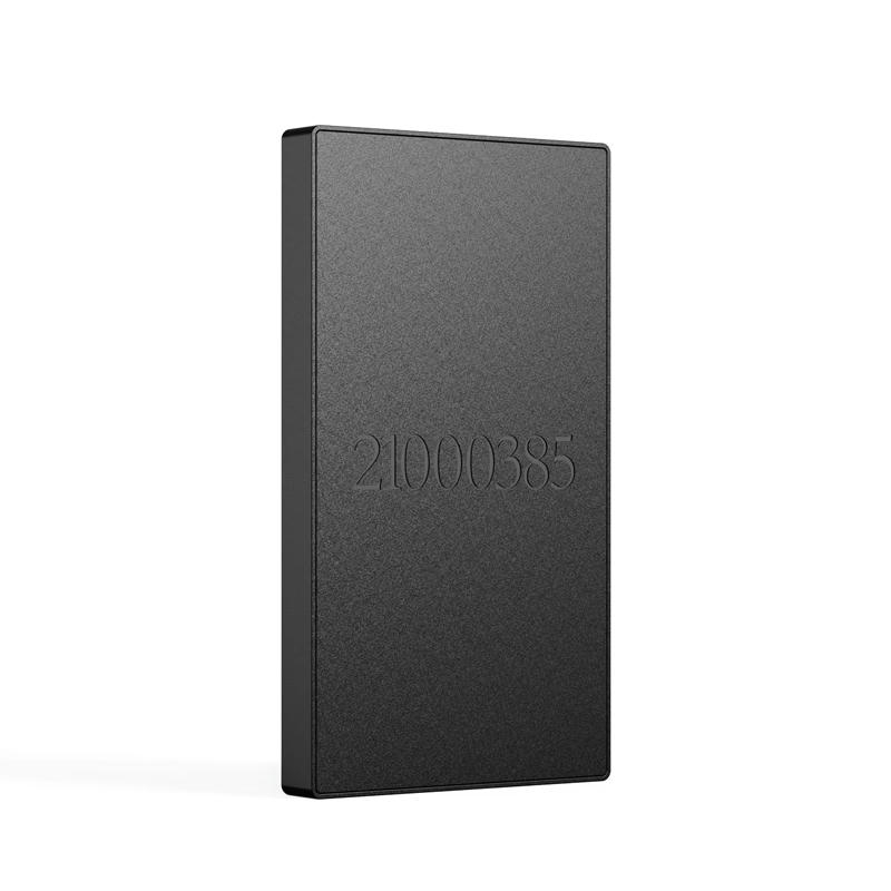 Un primer plano de la etiqueta RFID activa JT-T2470 revela los materiales de alta calidad utilizados en su exterior resistente a la intemperie y a los impactos.