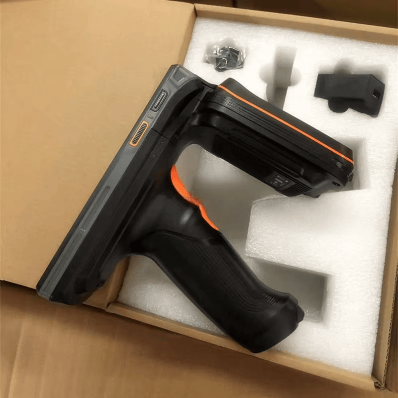 Diseño ergonómico del lector portátil ZK-RFID9171A con empuñadura tipo pistola y teclas personalizables para mayor comodidad.