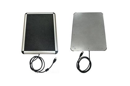 Una escena profesional presenta el lector RFID ZK-RFID108 utilizado para escanear varios libros sobre una mesa de biblioteca.