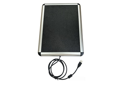 Un técnico realiza una prueba de lectura de etiquetas con el lector ZK-RFID108 para demostrar su identificación a larga distancia de dos metros.