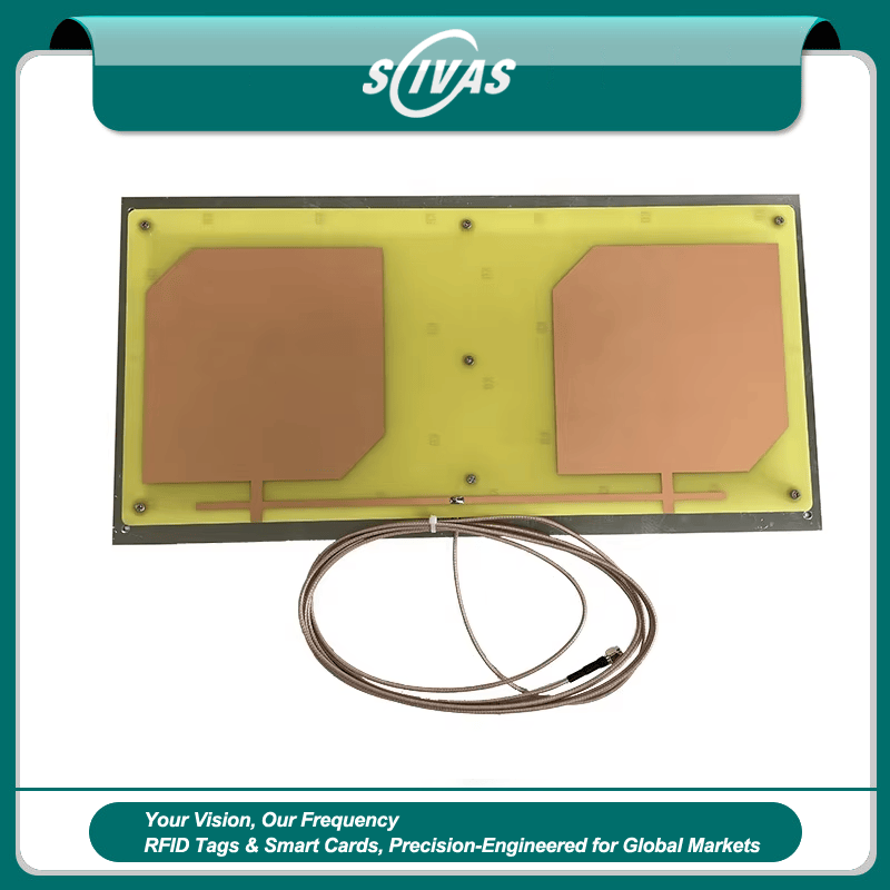 Esta imagen muestra la antena RFID UHF ZK-ANT4221 en una composición de exposición de marca SCIVAS con el cable colocado debajo del panel.