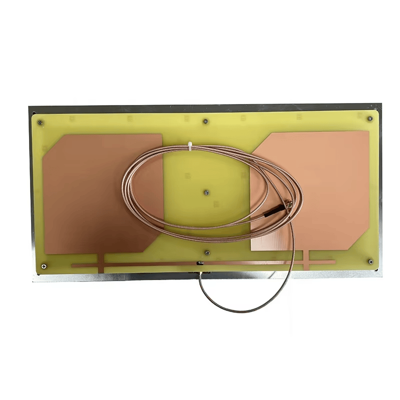 Esta imagen muestra la antena RFID UHF ZK-ANT4221 con el cable enrollado ordenadamente sobre el centro del panel frontal.