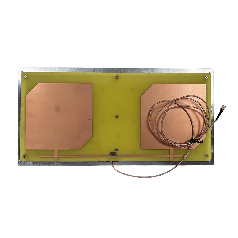 Esta imagen muestra la antena RFID UHF ZK-ANT4221 con el cable enrollado sobre la sección de cobre derecha del panel.