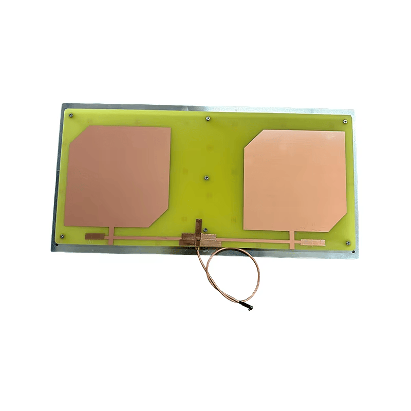 Esta imagen muestra el frente de la antena RFID UHF ZK-ANT4221 con la zona central de alimentación y un cable corto suelto visibles.