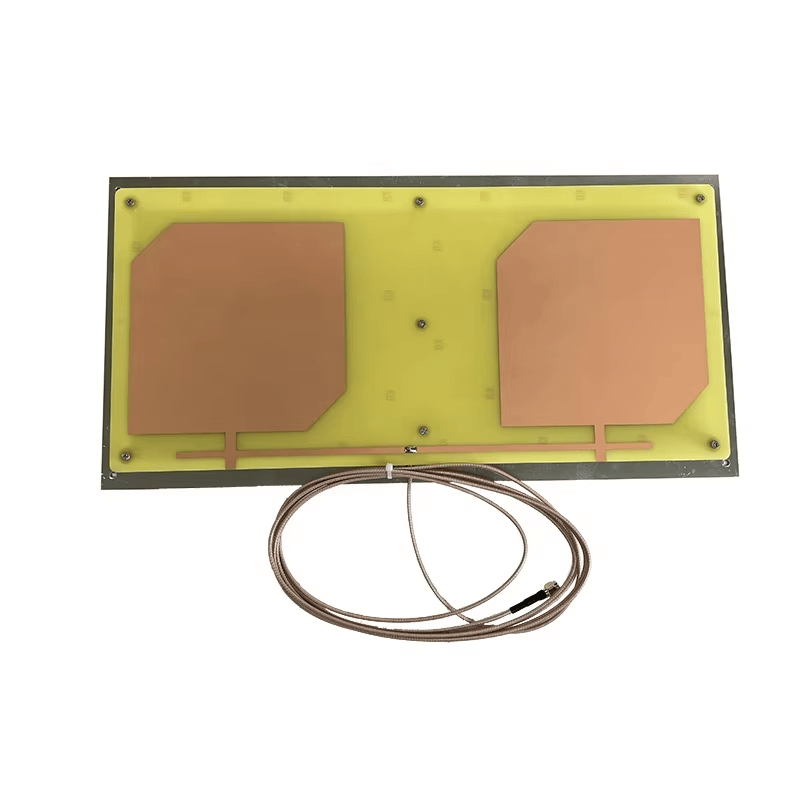 Esta imagen muestra la vista frontal de la antena RFID UHF ZK-ANT4221 con el cable conector largo dispuesto debajo del panel.