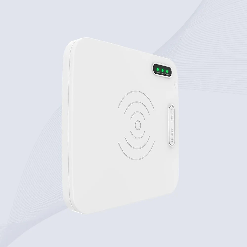 Una aplicación de terminal de control de calidad presenta el lector CK-D1A verificando datos de etiquetas en una línea de producción industrial.