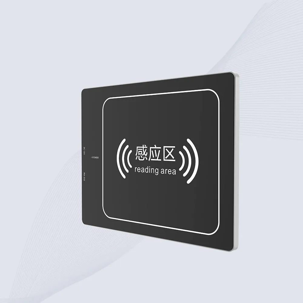 Perfil lateral del grabador UHF CK-D6 que destaca su sólida construcción industrial y el sistema de antena integrado en un chasis delgado de veintiséis milímetros.