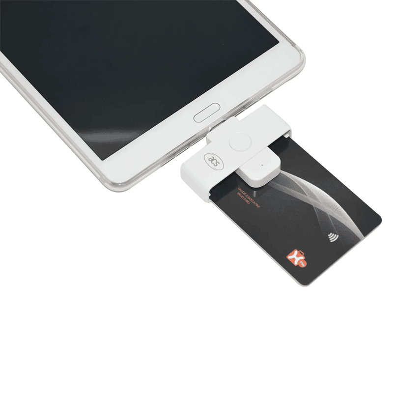 El lector de tarjetas inteligentes ACR39U-NF PocketMate II está conectado a una tableta con una tarjeta de contacto insertada para utilizar tarjetas inteligentes de forma móvil.