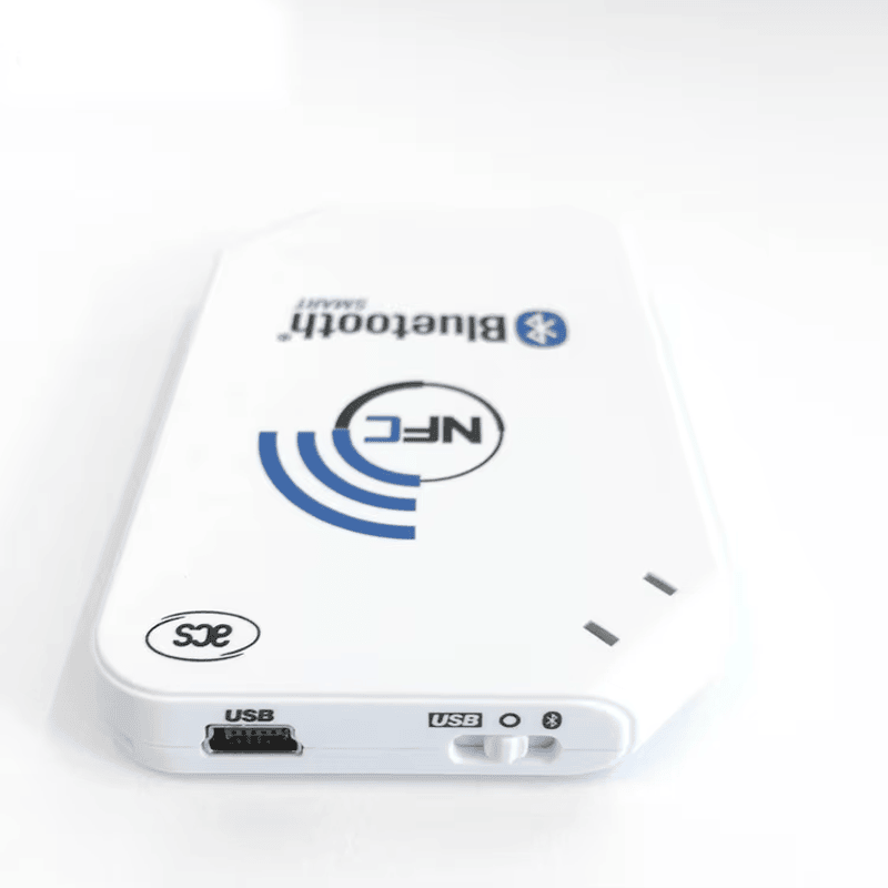 Diversos logotipos oficiales de certificación como CE y FCC y RoHS confirman las elevadas normas de calidad y seguridad del lector NFC ACR1255U-J1.