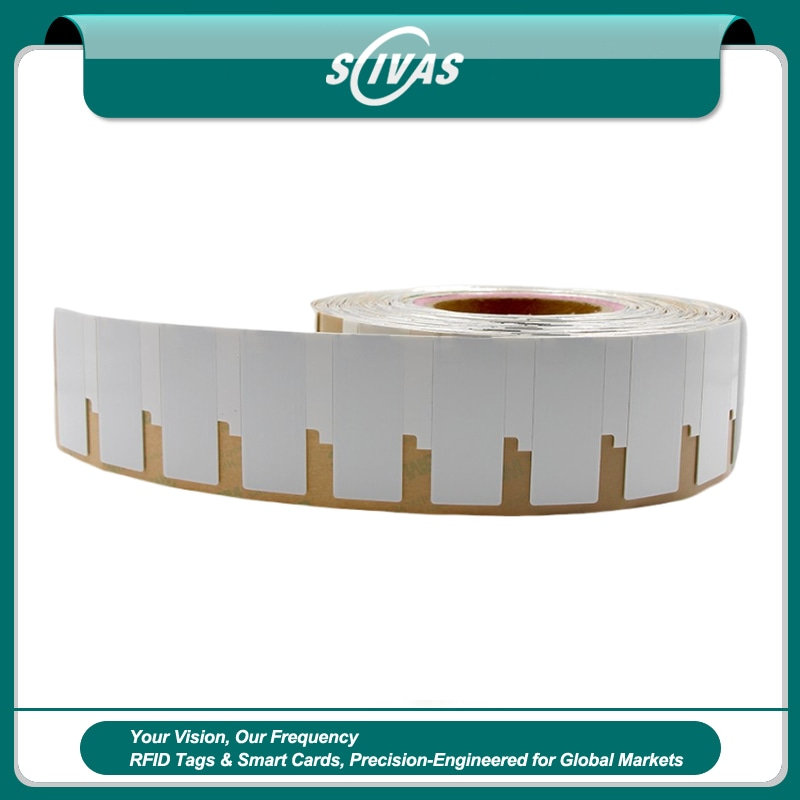 Una etiqueta RFID UHF flexible blanca para metal modelo F6025-2 con un diseño de antena a prueba de manipulaciones para seguridad de activos.