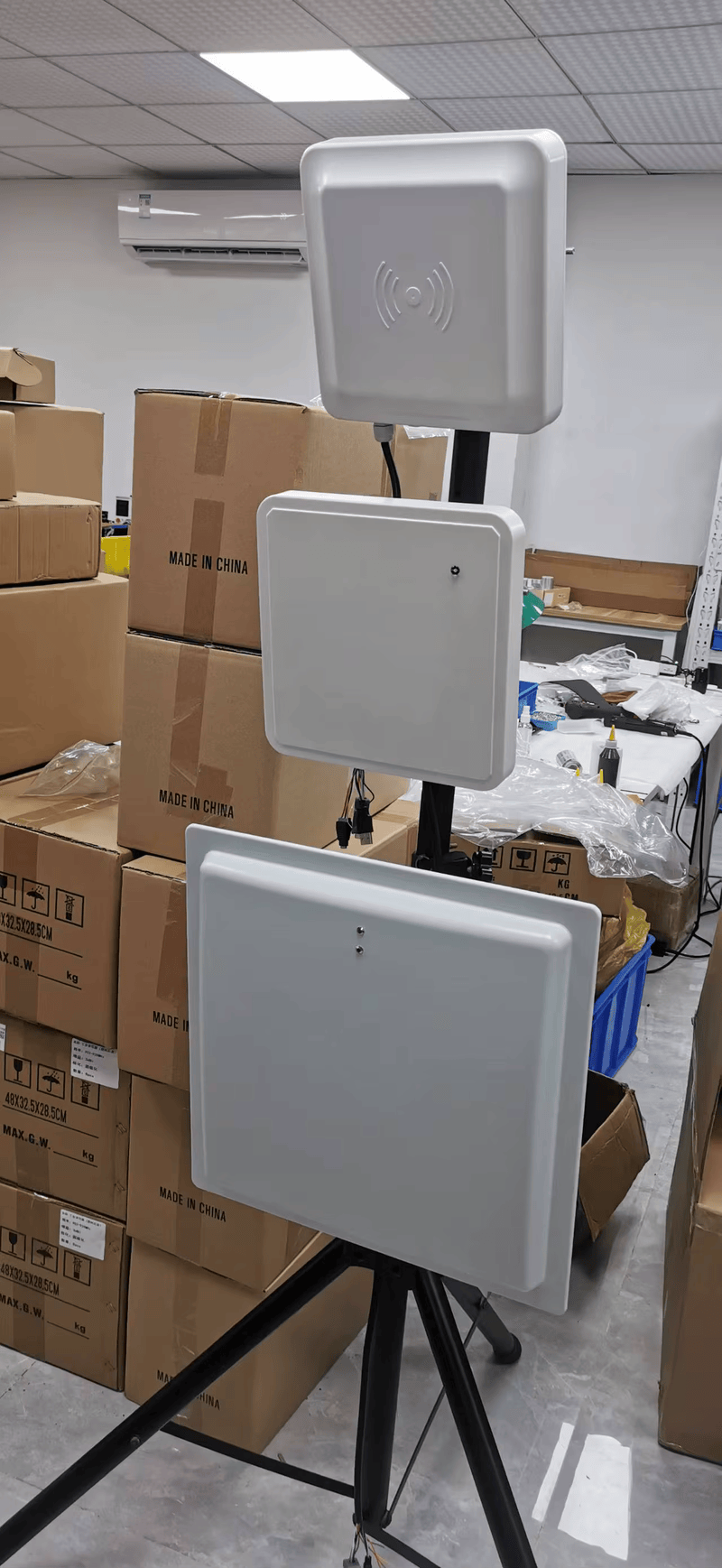 Carcasa resistente al agua del lector RFID UHF integrado para aplicaciones industriales y ubicaciones semicubiertas.