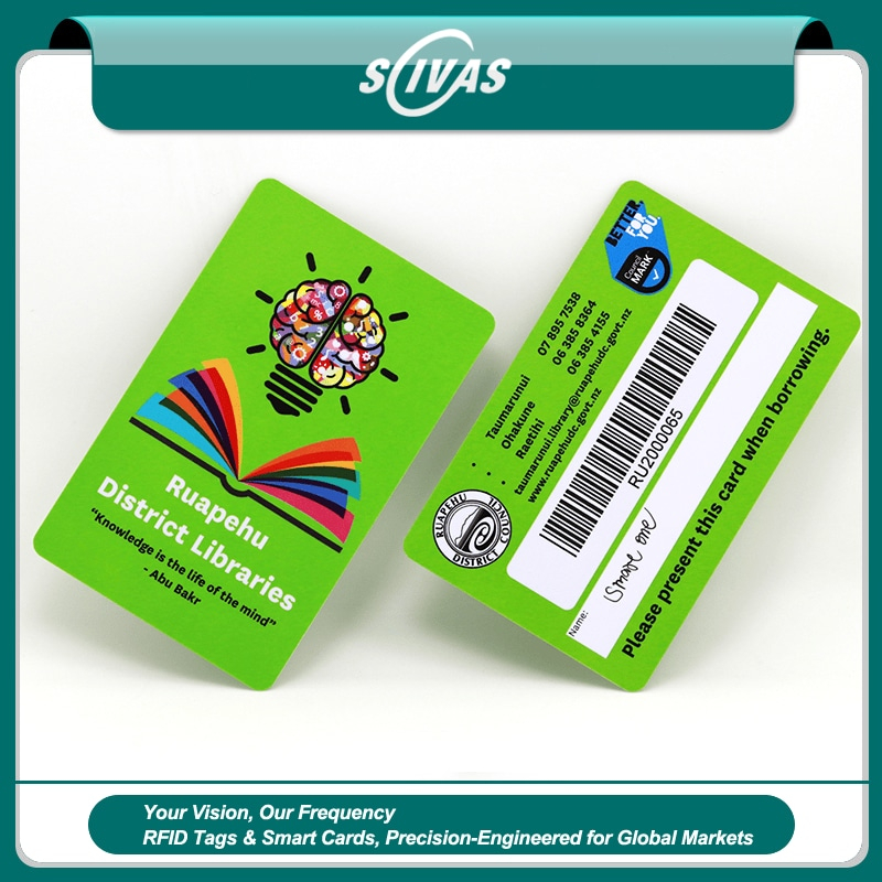 La imagen muestra una colección de tarjetas de PVC con código de barras dispuestas en abanico en el banner principal para demostrar códigos nítidos para identificación.