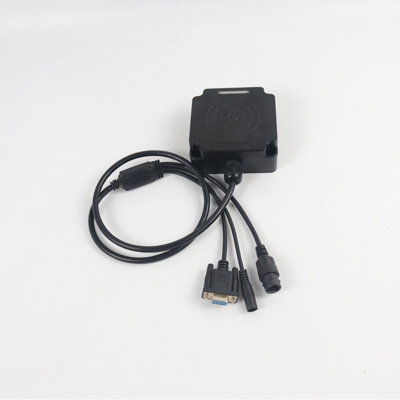 El lector industrial UHF FD-605 se presenta con su mazo de cables integrado y conjunto de conectores para cableado del sistema de control.