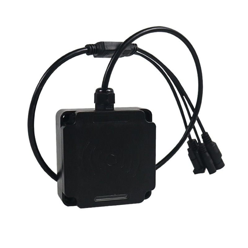 Una vista lateral muestra el lector industrial UHF FD-605 con cables de comunicación conectados para instalación industrial.