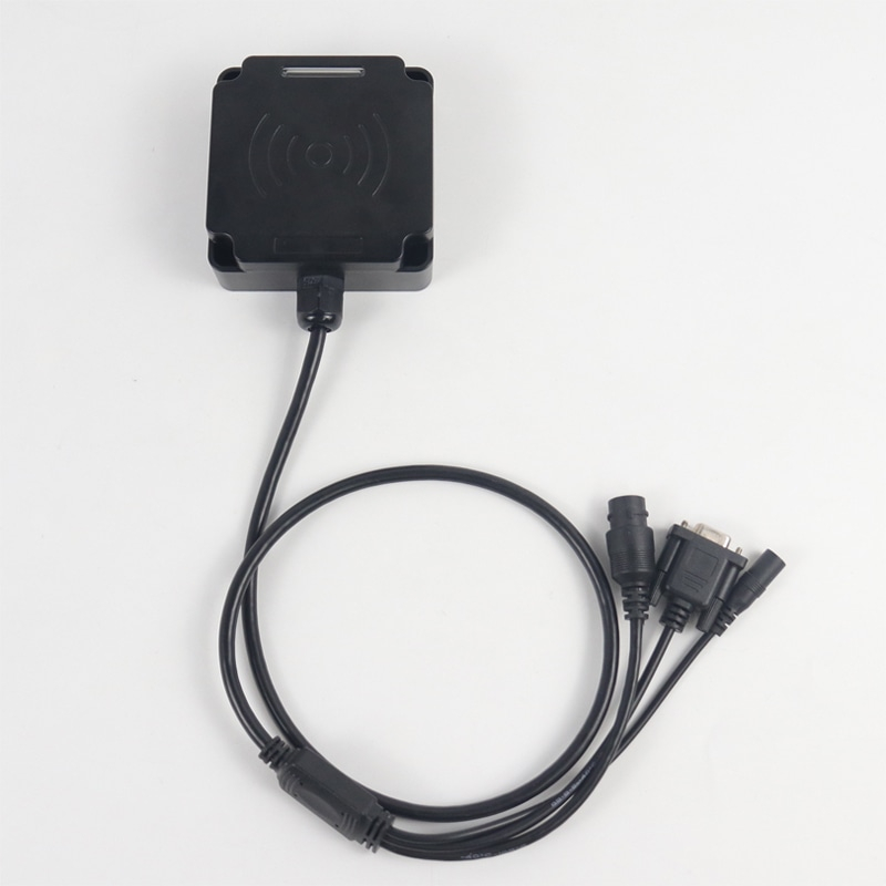 Una imagen de disposición superior muestra el lector RFID UHF FD-605 con un cable largo y múltiples conectores de salida sobre un fondo blanco.