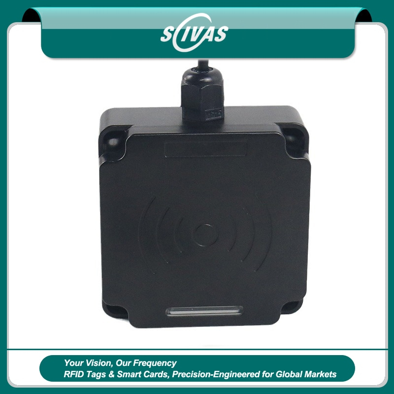 Una vista frontal muestra el lector industrial UHF FD-605 con carcasa negra cuadrada y entrada superior de cable para seguimiento en clasificación.