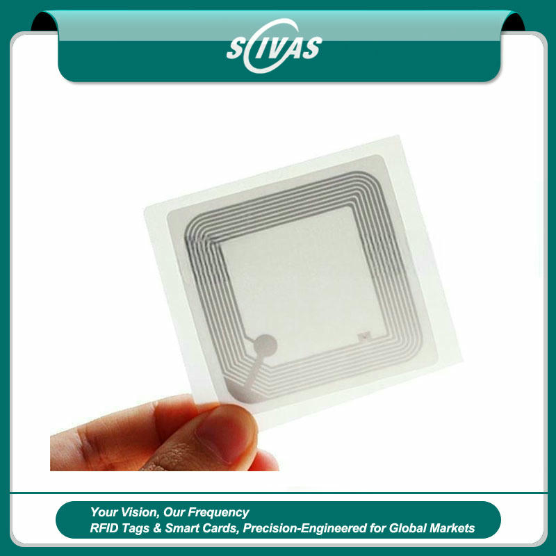 El rollo grande de etiquetas RFID HF blancas de papel estucado proporciona una solución eficiente para exposición de cosméticos en estanterías y control de inventario en tiempo real.