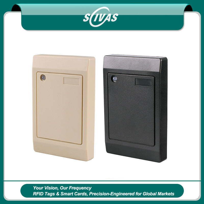 Dos lectores de tarjetas RF Modbus KA-102-MB se muestran con carcasas de color blanco roto y negro para uso en control de acceso y aparcamientos.