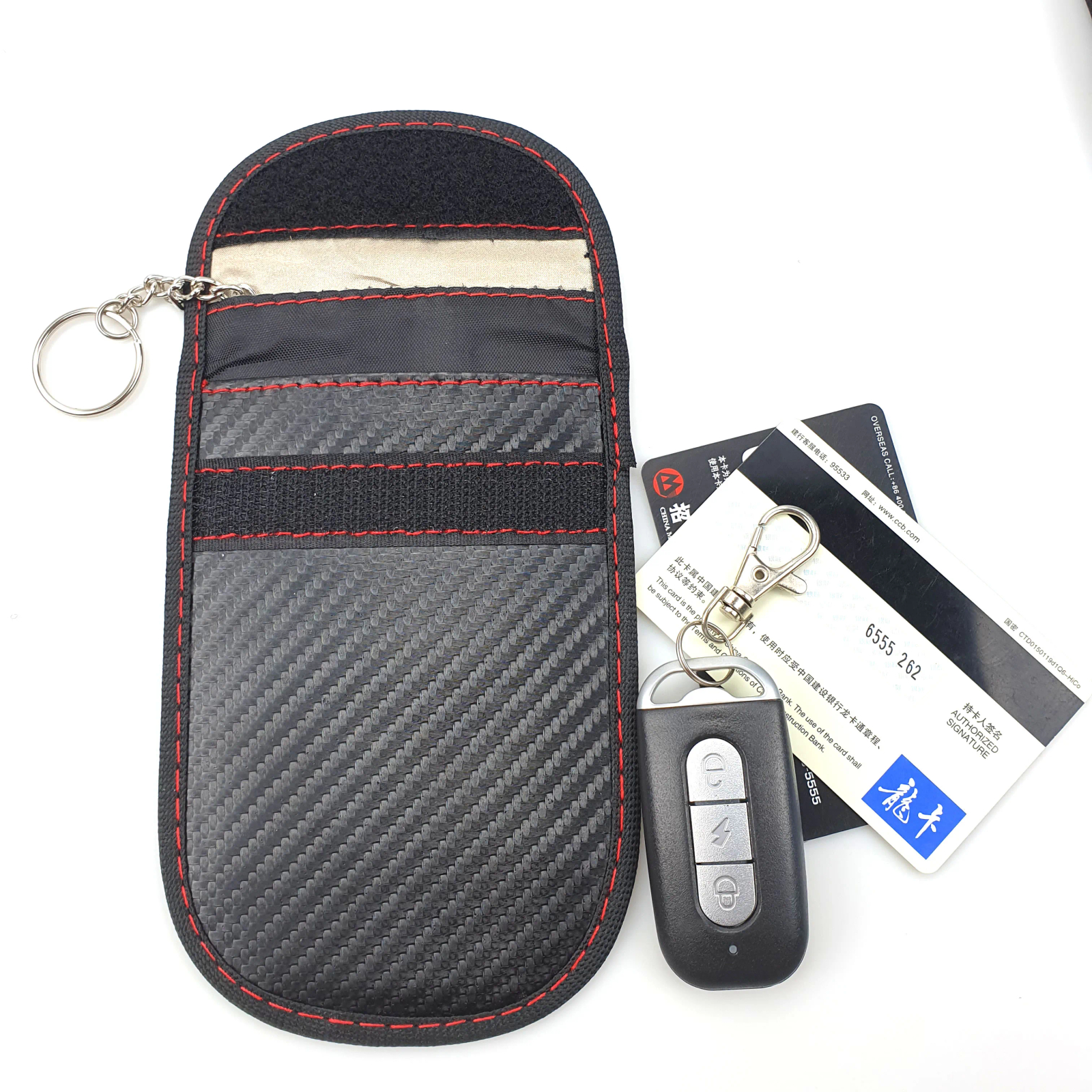 Una mano sostiene la bolsa de bloqueo RFID para mostrar su portabilidad y facilidad de uso en espacios públicos.