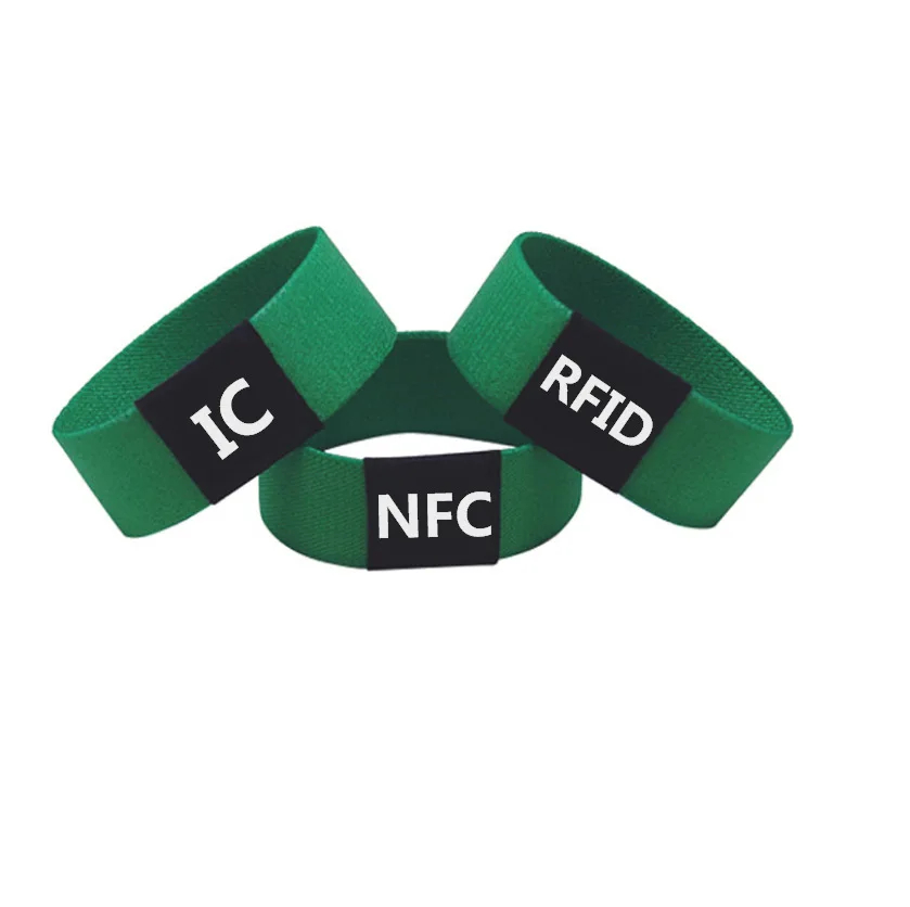 Pulseras RFID elásticas para acceso a piscinas mostradas en la sección de descripción con detalle del acabado del borde para aplicaciones de pulseras RFID elásticas.