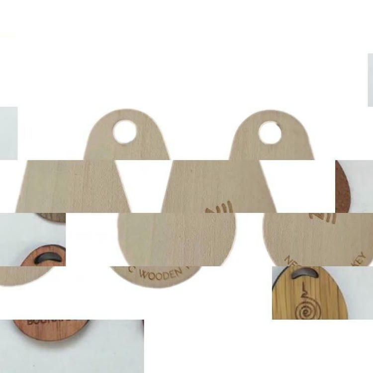 Primer plano de una tarjeta de madera de roble introducida en una ranura de control energético de pared para activar la electricidad de la habitación.
