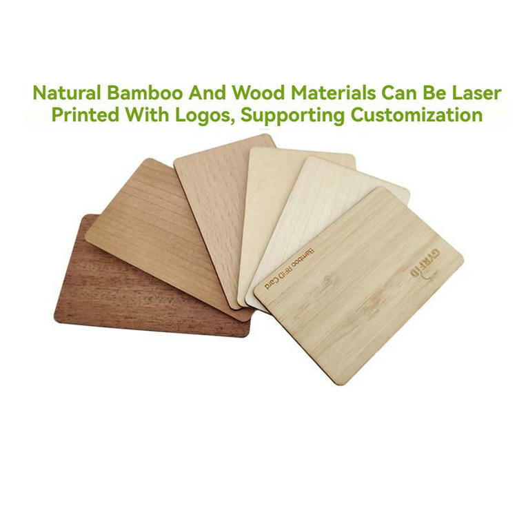 Primer plano detallado que destaca la textura natural de las vetas de roble y el acabado de calidad de la tarjeta de madera.
