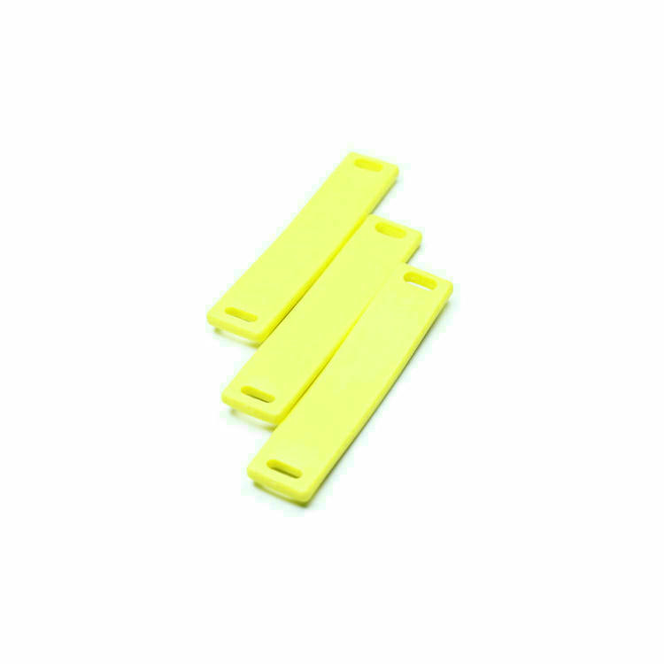 Vista cercana de la ranura de montaje integrada de diez por cuatro milímetros de la etiqueta RFID flexible TPU9018-1 para una fijación mecánica segura en activos.