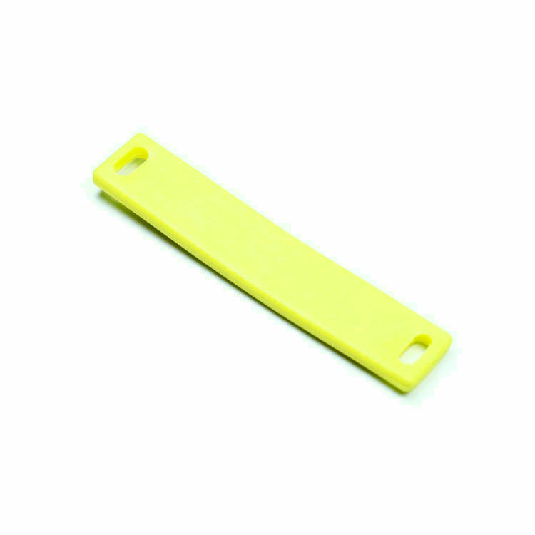 Una mano dobla la etiqueta RFID UHF TPU9018-1 para demostrar su gran flexibilidad y resistencia a la torsión para aplicaciones de seguimiento de tuberías curvas no metálicas.