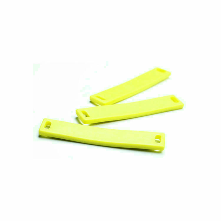 Una colección de etiquetas RFID UHF flexibles TPU9018-1 mostradas en múltiples colores como amarillo y azul y verde y rojo para la identificación de activos industriales.