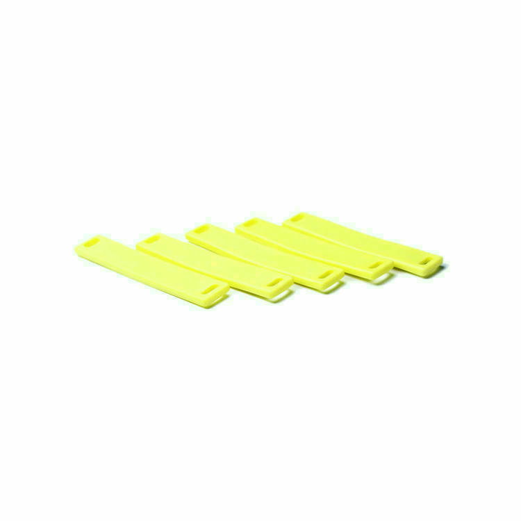 Etiqueta RFID UHF flexible TPU9018-1 fijada a una superficie redonda no metálica que ofrece un alcance de lectura estable de hasta siete coma cinco metros.
