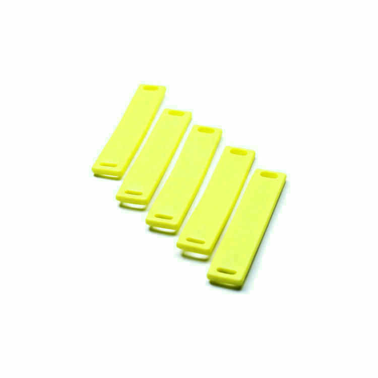 Medición de las dimensiones de noventa por dieciocho milímetros de la etiqueta RFID UHF flexible TPU9018-1 con una regla para mostrar sus estándares de tamaño industrial.